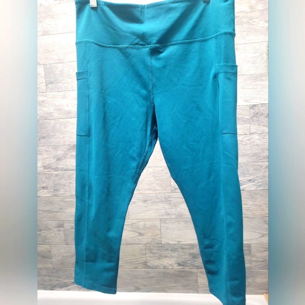 Zyia Teal Limited Time Capri Leggings